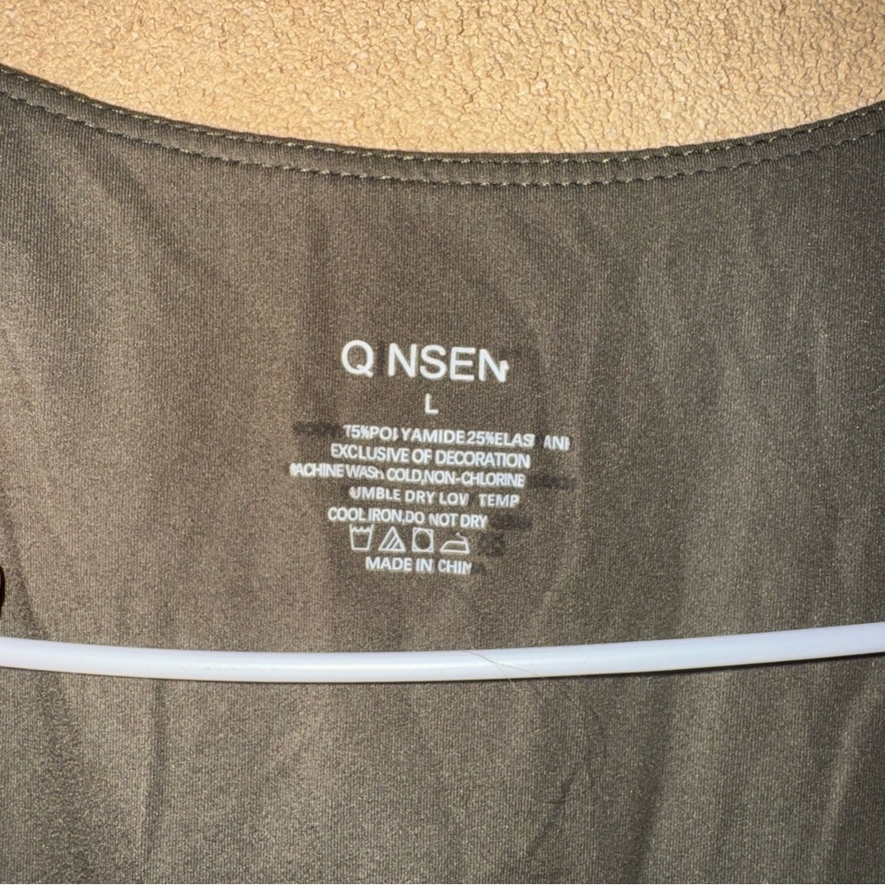 Forest green workout shape wear tank top - Picture 3 of 4